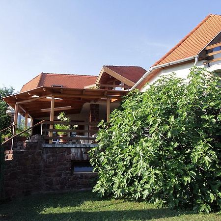 Voeroesko Apartmanhaz Révfülöp Exteriör bild