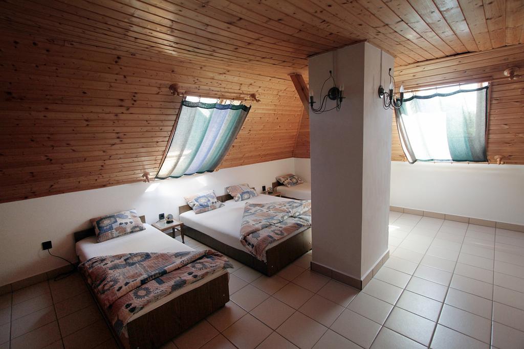 Voeroesko Apartmanhaz Révfülöp Rum bild