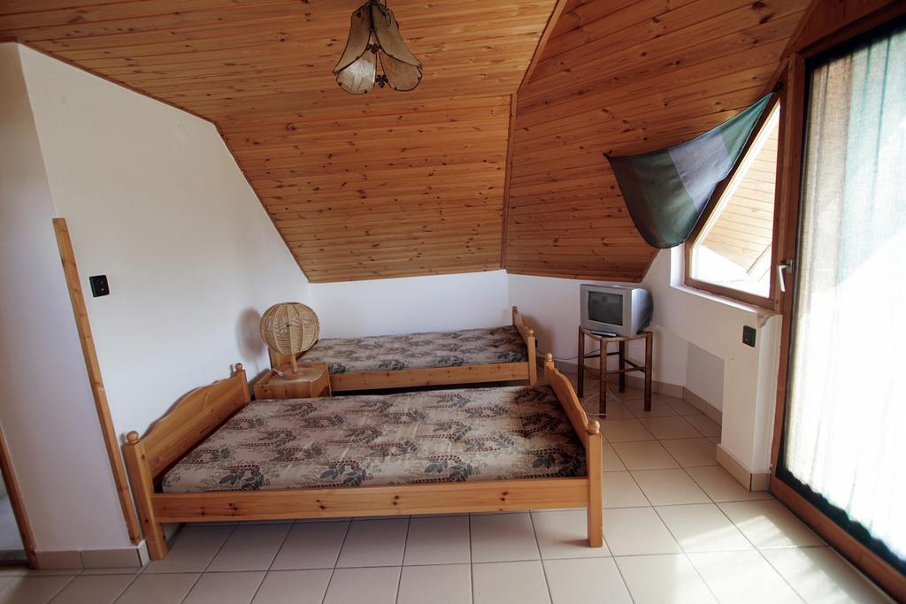 Voeroesko Apartmanhaz Révfülöp Rum bild